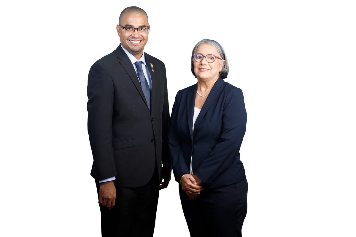 Dr. José Luis Robinson Duggon y Dra. Magaly Sánchez de Chial, candidatos al Decanato de FACINET